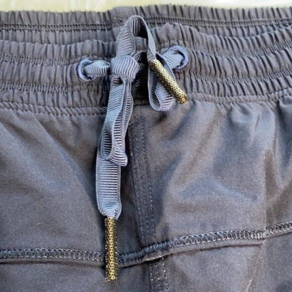 Lululemon Navy Mid Rise Cropped Pants - Picture 5 of 9
